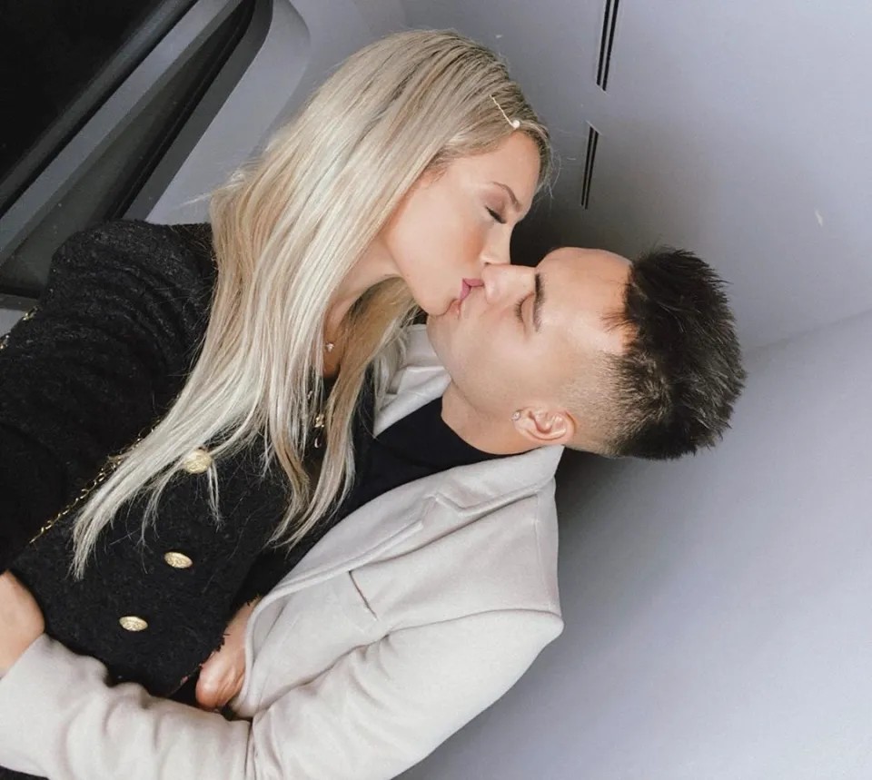 Mỹ nhân đẹp nhất World Cup: Người đẹp siêu "vòng 3" mê hoặc tiền đạo Argentina - 1