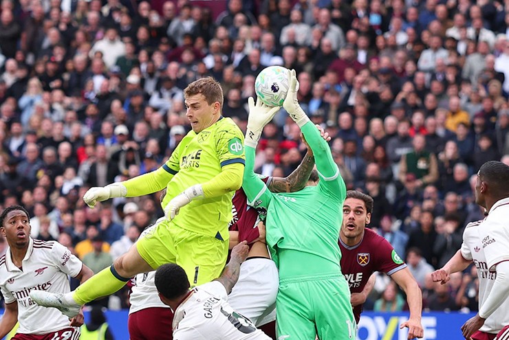 Arsenal thắng nhờ VAR: Arteta khen trọng tài "dũng cảm", HLV West Ham tức giận - 1