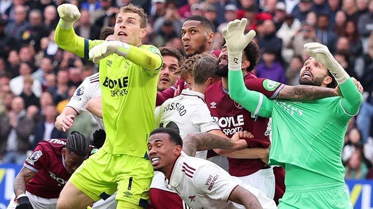 Huyền thoại MU liên tục công kích VAR, tố Arsenal không xứng đáng đăng quang - 3