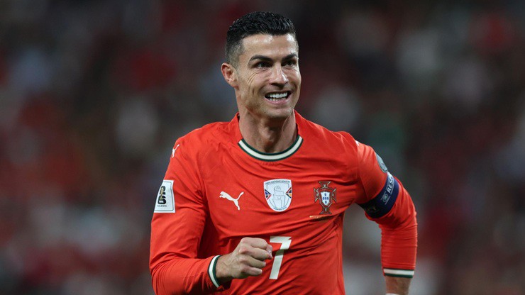Bạn gái Ronaldo diện bikini quyến rũ, tiếp lửa CR7 săn kỷ lục World Cup - 3