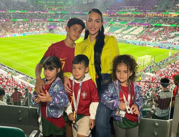 Bạn gái Ronaldo diện bikini quyến rũ, tiếp lửa CR7 săn kỷ lục World Cup - 2