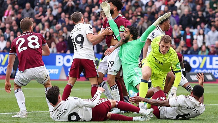 Kịch bản gây sốc Ngoại hạng Anh: Arsenal - Man City bằng điểm, Tottenham xuống hạng - 1