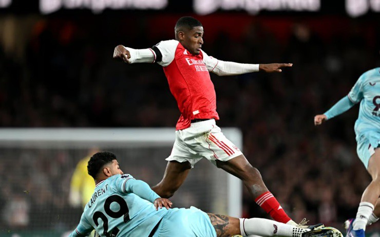 Arsenal tiến gần ngôi vương Ngoại hạng Anh: Một mũi tên trúng nhiều đích - 4