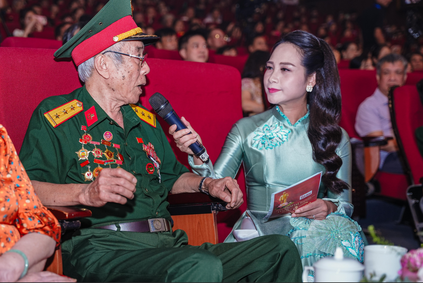 Xúc động và tự hào trong đêm nghệ thuật “Sáng mãi tên Người” - 3