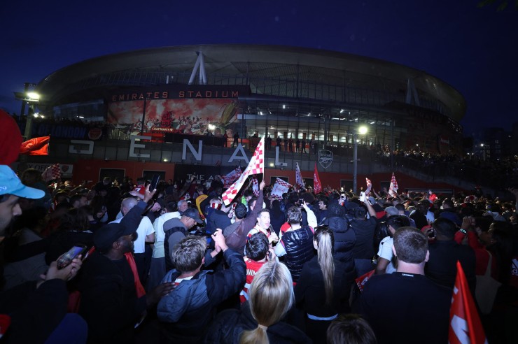 Pep Guardiola rơi lệ khi rời sân, CĐV Arsenal đổ ra đường ăn mừng chức vô địch - 6