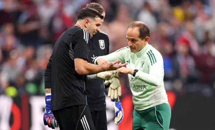 Thủ môn Martinez bị gãy ngón tay, vẫn giúp Aston Villa vô địch Europa League - 1