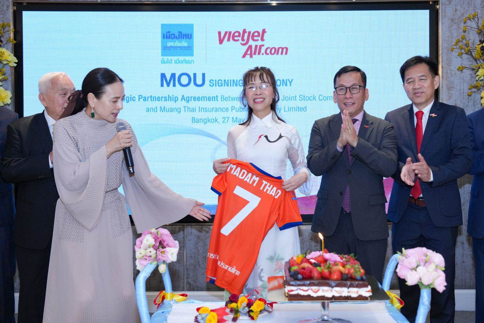 Madam Pang và Tiến sĩ Nguyễn Thị Phương Thảo đồng hành vì bóng đávà tình hữu nghị Việt Nam – Thái Lan - 5
