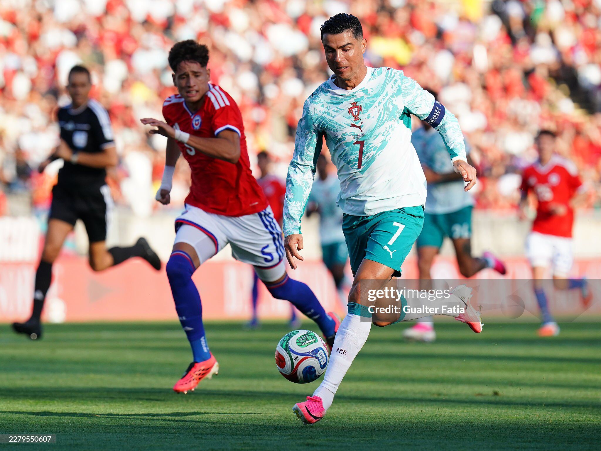 Bồ Đào Nha tranh cúp vàng World Cup: Ronaldo hay Fernandes quan trọng hơn? - 1
