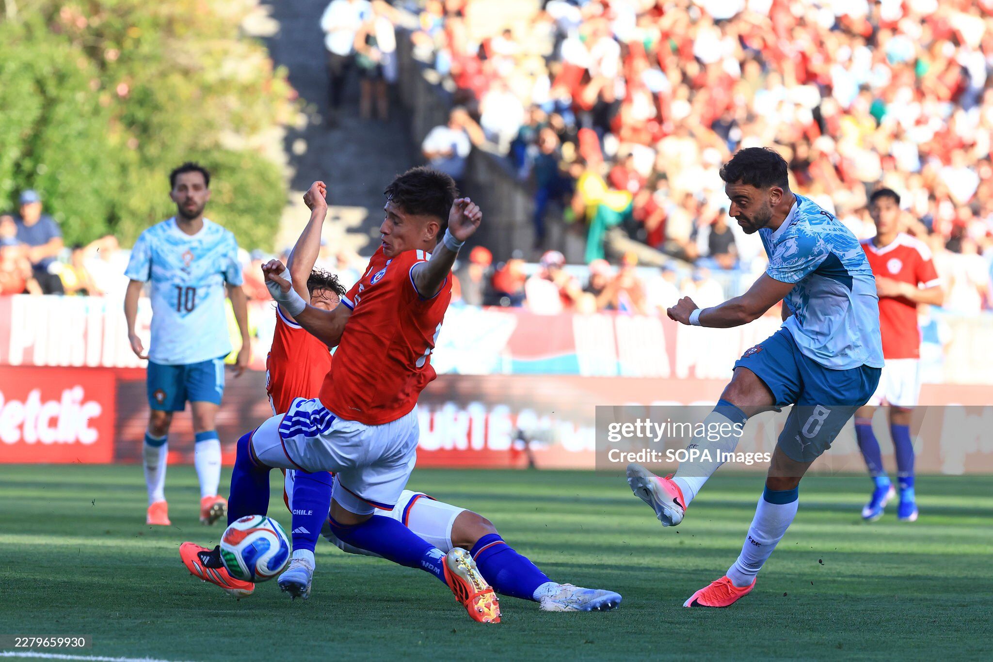 Bồ Đào Nha tranh cúp vàng World Cup: Ronaldo hay Fernandes quan trọng hơn? - 2