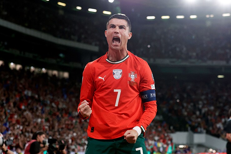 Tỷ phú Ronaldo vượt mốc 2 tỷ USD, độc chiếm đỉnh cao thể thao thế giới - 1