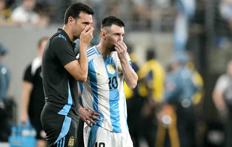 HLV Argentina bức xúc đáp trả vì bị hiểu nhầm "mọi chuyện phải xin phép Messi" - 1