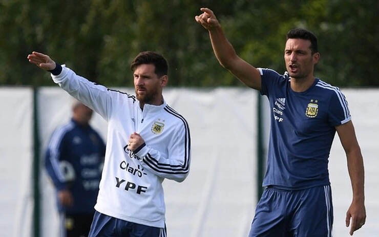 HLV Argentina bức xúc đáp trả vì bị hiểu nhầm "mọi chuyện phải xin phép Messi" - 2