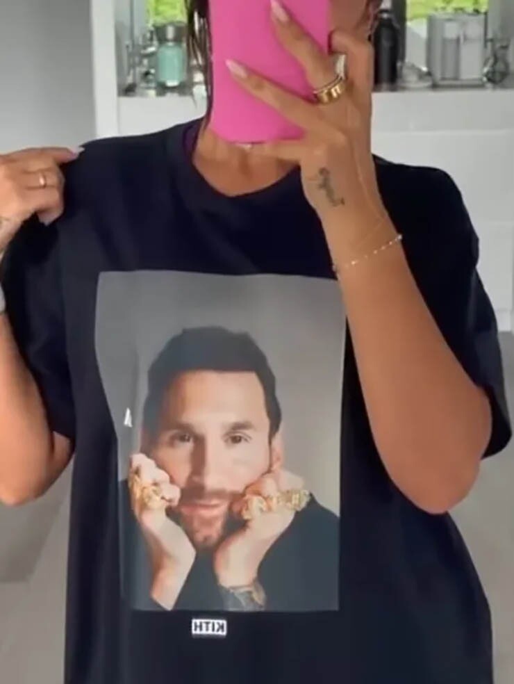 Vợ Messi mặc bikini nhỏ xíu khoe vóc dáng quyến rũ, "tiếp lửa" trước World Cup - 2