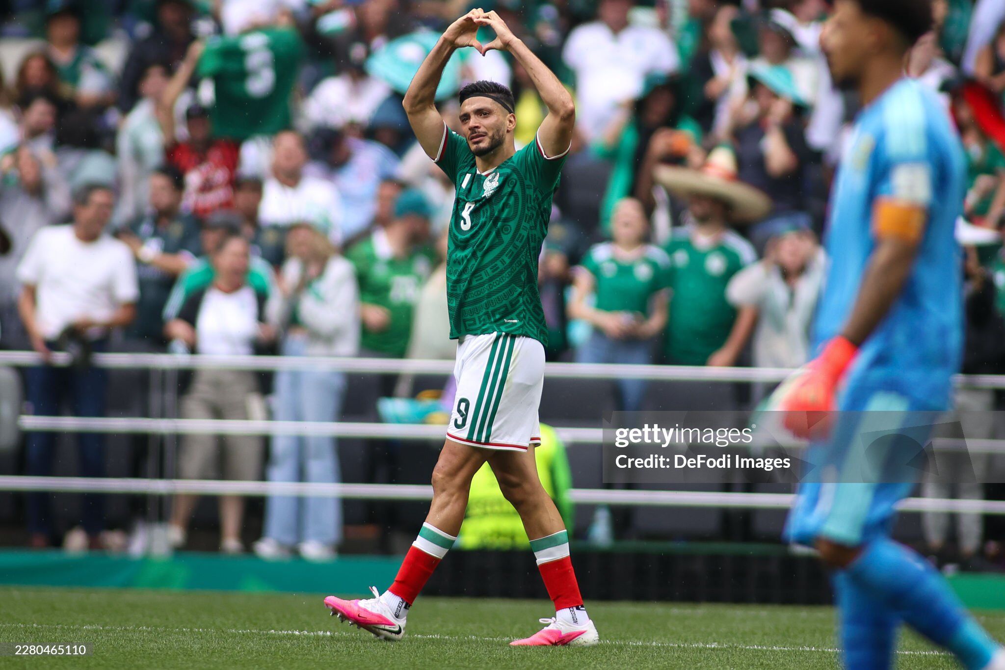 Chủ nhà Mexico thắng trận mở màn World Cup, HLV Aguirre nói gì về sức ép quá lớn? - 2