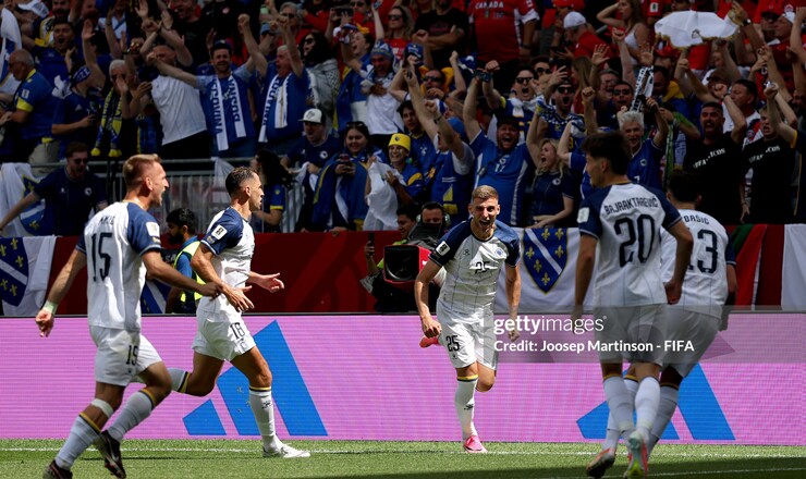 Tuyệt chiêu phạt góc của Arsenal đã tới World Cup: Bosnia thành công với "cao kều" 1m93 - 1