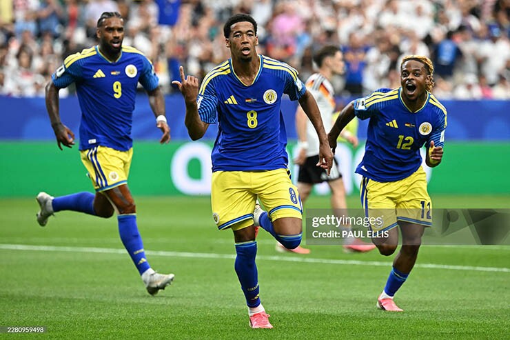 Quốc gia nhỏ nhất lịch sử từng dự World Cup xé lưới Neuer, khiến ĐT Đức sững sờ - 1