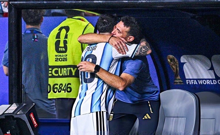 Messi lập hat-trick: Haaland thán phục, HLV Argentina bật khóc - 1