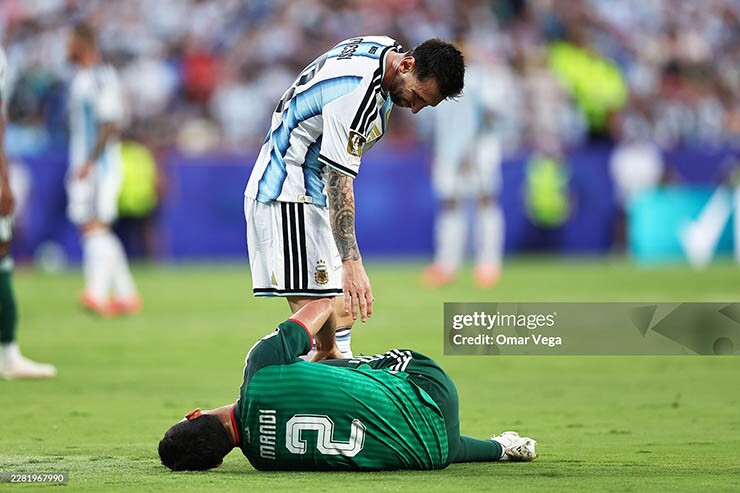 Tranh cãi Messi đạp thẳng bắp chân cầu thủ Algeria, VAR ưu ái thoát thẻ đỏ? - 2