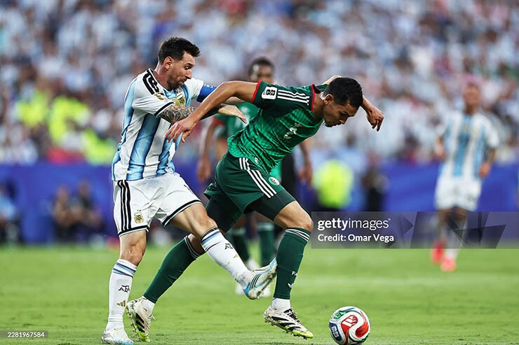 Tranh cãi Messi đạp thẳng bắp chân cầu thủ Algeria, VAR ưu ái thoát thẻ đỏ? - 1