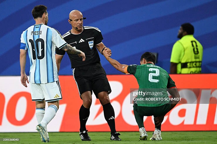 Tranh cãi Messi đạp thẳng bắp chân cầu thủ Algeria, VAR ưu ái thoát thẻ đỏ? - 3