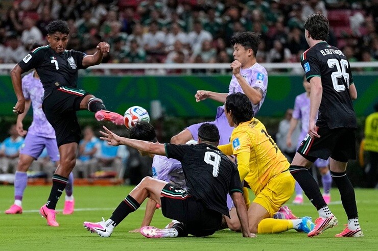 Mexico - Hàn Quốc đại chiến: Son Heung Min hụt mốc lịch sử, thủ môn hóa "tội đồ" - 1