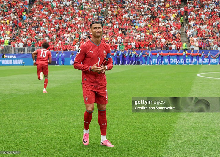 Tin nóng bóng đá World Cup 19/6: Huyền thoại MU chỉ trích Ronaldo - 1