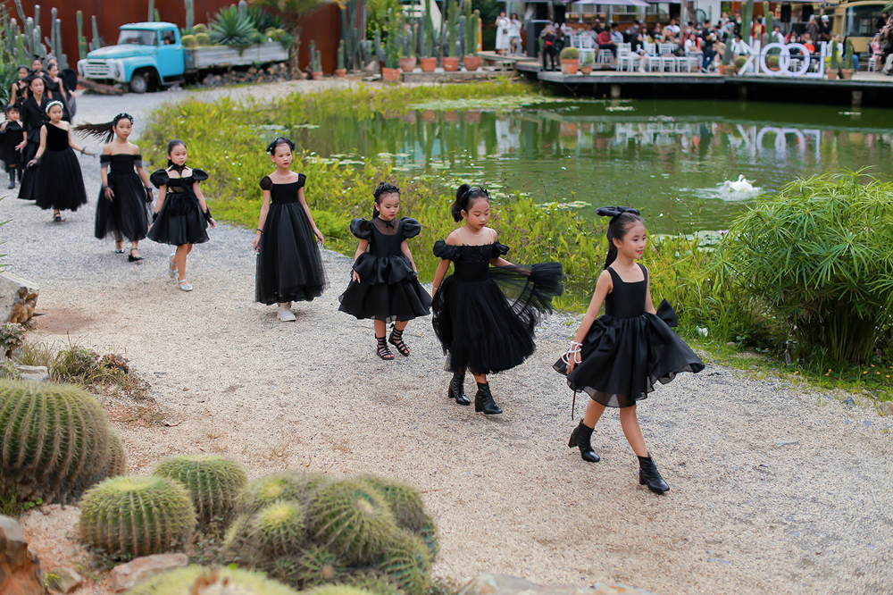 Trẻ em có hoàn cảnh khó khăn trình diễn BST “Black Swan” tại Đà Lạt - 1