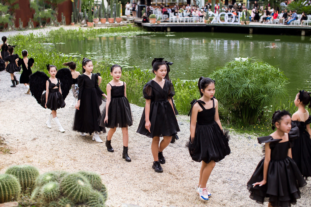Trẻ em có hoàn cảnh khó khăn trình diễn BST “Black Swan” tại Đà Lạt - 2
