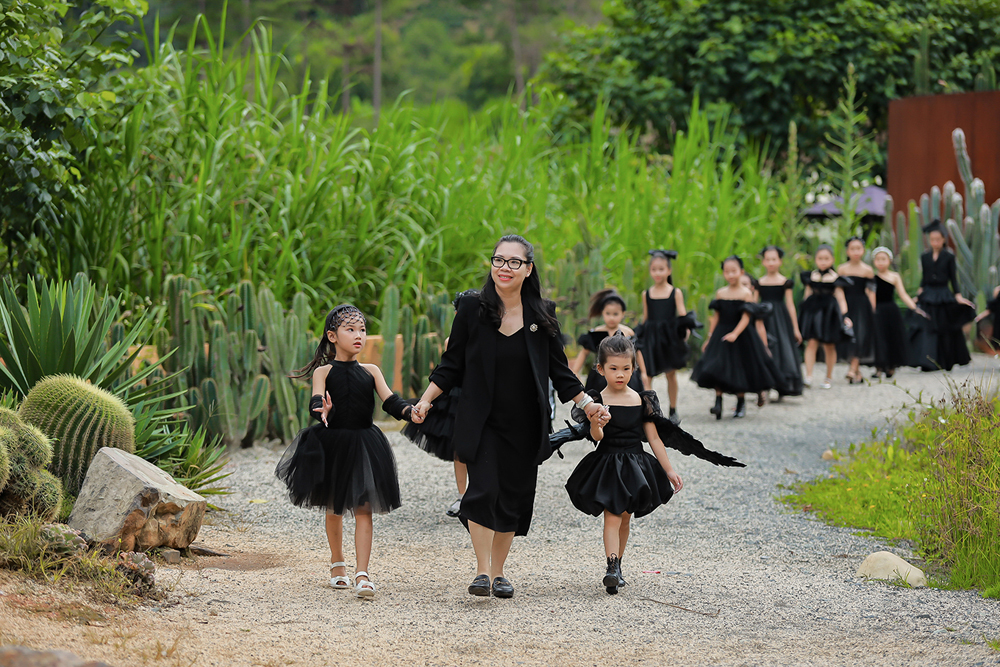 Trẻ em có hoàn cảnh khó khăn trình diễn BST “Black Swan” tại Đà Lạt - 3