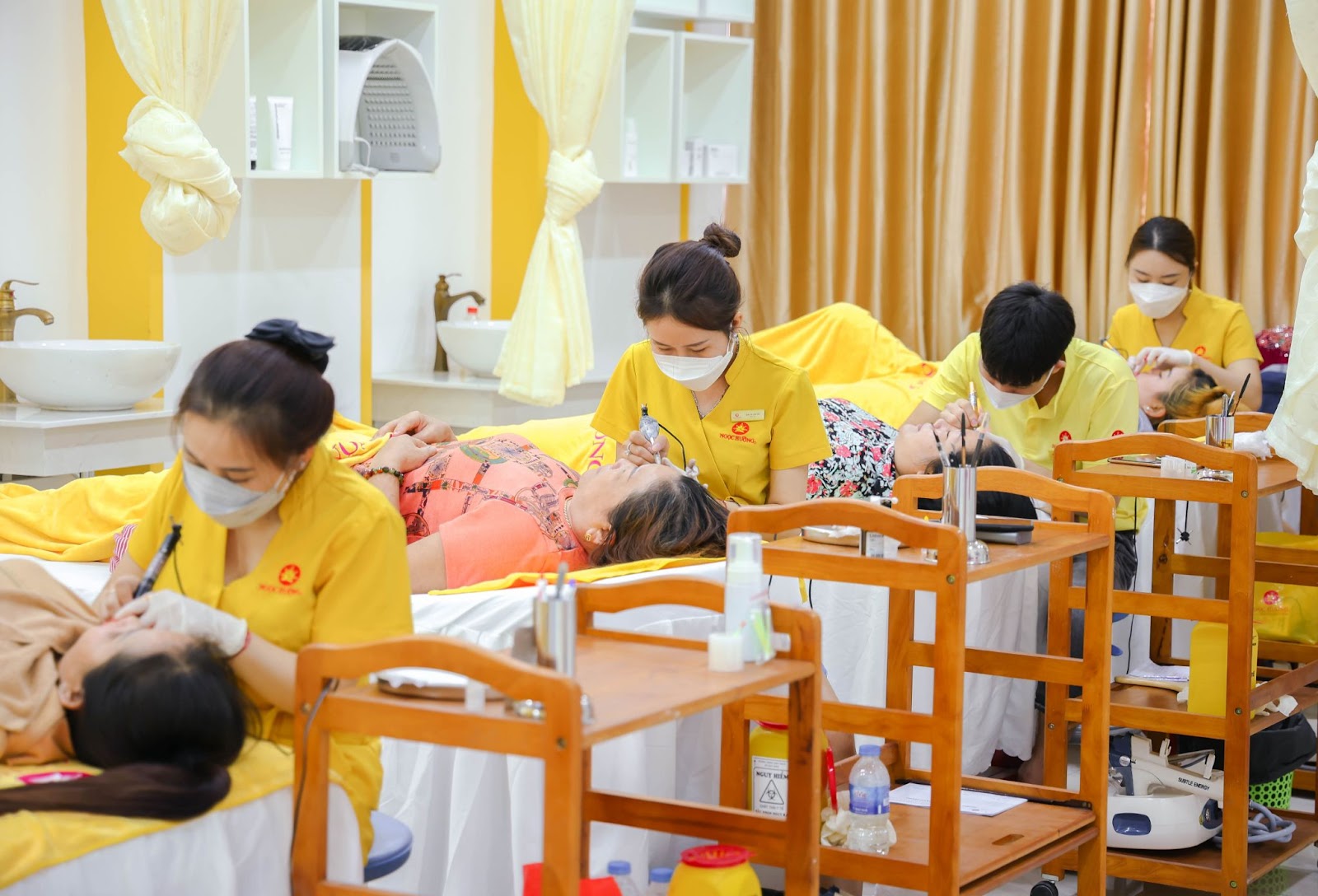 Thẩm mỹ viện Ngọc Hường luôn chật kín khách những ngày khai trương - 2