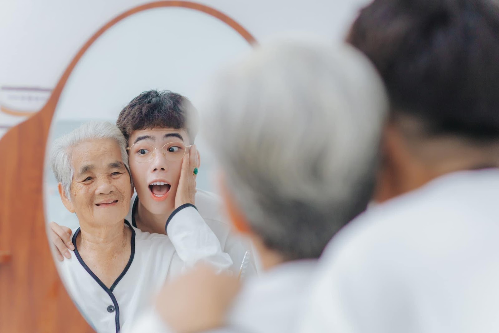 Tiktoker Tạ Công Bằng và bà nội thu hút cộng đồng mạng với những clip triệu views - 1