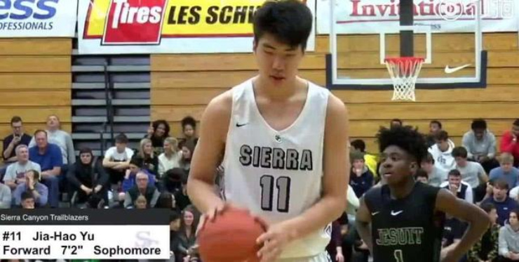Xuất hiện &#34;người khổng lồ&#34; Yao Ming mới, 16 tuổi cao 2m21 chơi bóng đỉnh cao - 2