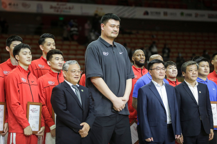 Xuất hiện &#34;người khổng lồ&#34; Yao Ming mới, 16 tuổi cao 2m21 chơi bóng đỉnh cao - 1
