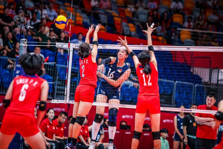 "Sếu vườn" 15 tuổi cao 1m92 ghi điểm "như máy" ở giải bóng chuyền nữ Châu Á - 1