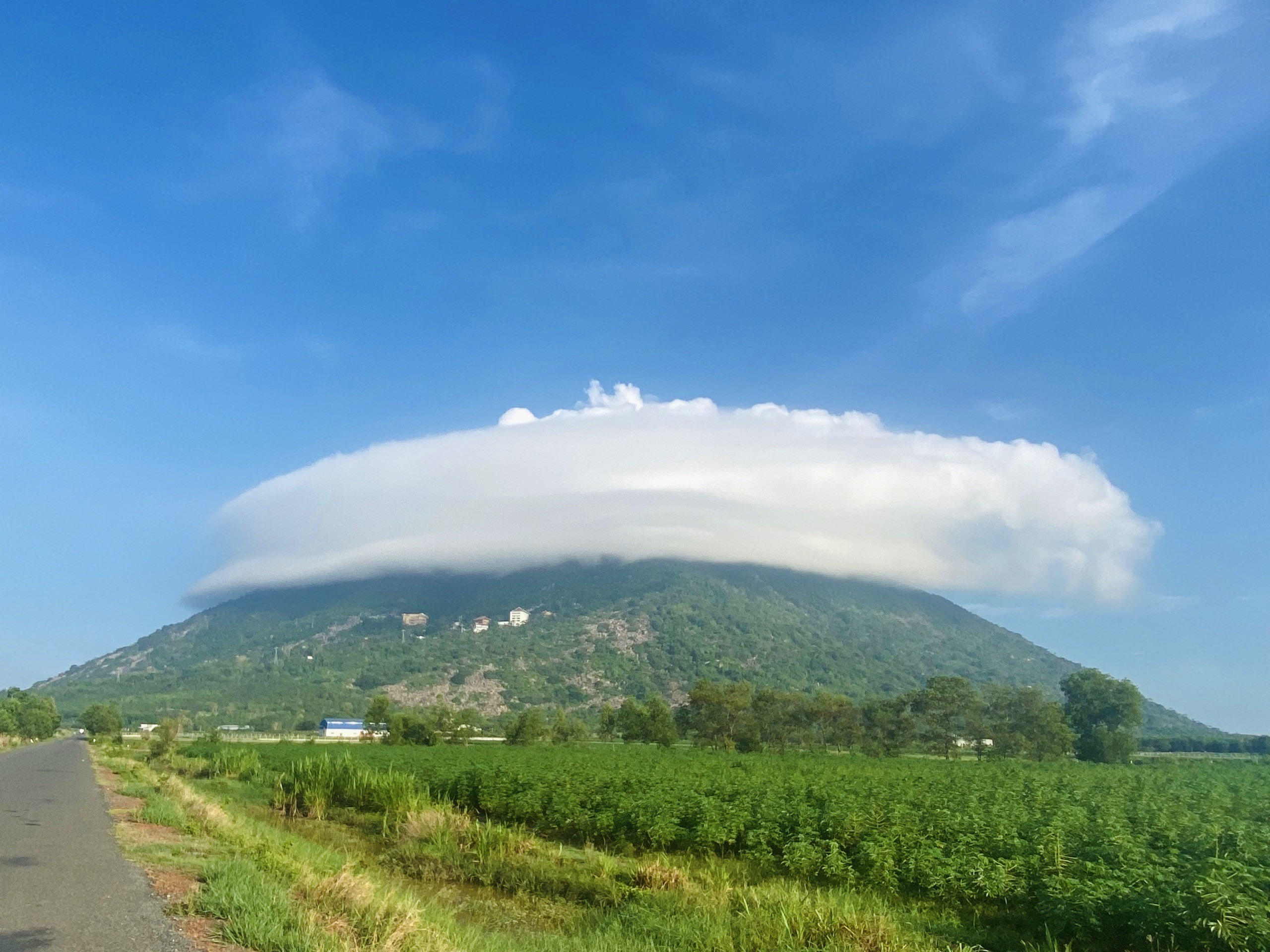Săn mây đĩa bay tại núi Bà Đen, Tây Ninh đang hot, và đây là bí kíp - 2