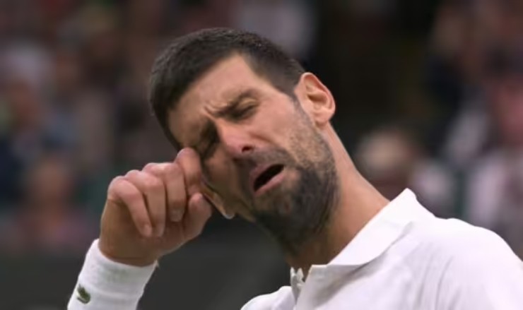 Djokovic giả vờ khóc khi &#34;làm khổ&#34; Sinner, bị trọng tài làm khó - 1