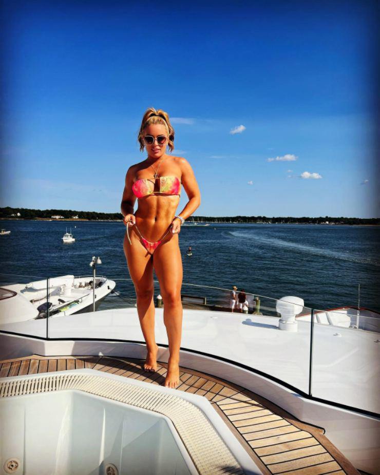 Mỹ nhân sới vật Mandy Rose lại làm fan xuýt xoa, ngôi sao đua xe hứa tặng &#34;quà độc&#34; - 1