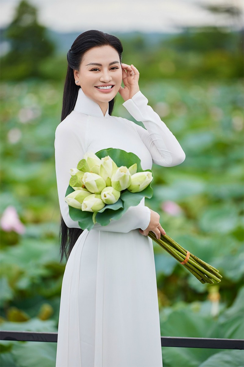 CEO Trần Huyền Nhung đẹp dịu dàng bên hoa sen tại Vườn Vua Resort & Villas - 2
