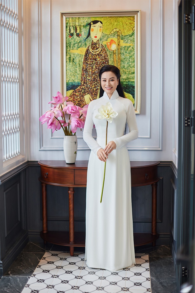 CEO Trần Huyền Nhung đẹp dịu dàng bên hoa sen tại Vườn Vua Resort & Villas - 3