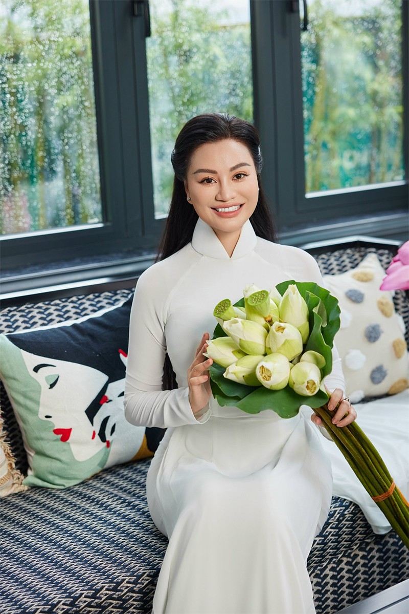 CEO Trần Huyền Nhung đẹp dịu dàng bên hoa sen tại Vườn Vua Resort & Villas - 4