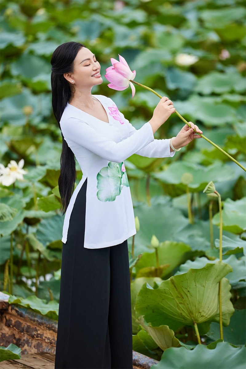 CEO Trần Huyền Nhung đẹp dịu dàng bên hoa sen tại Vườn Vua Resort & Villas - 5