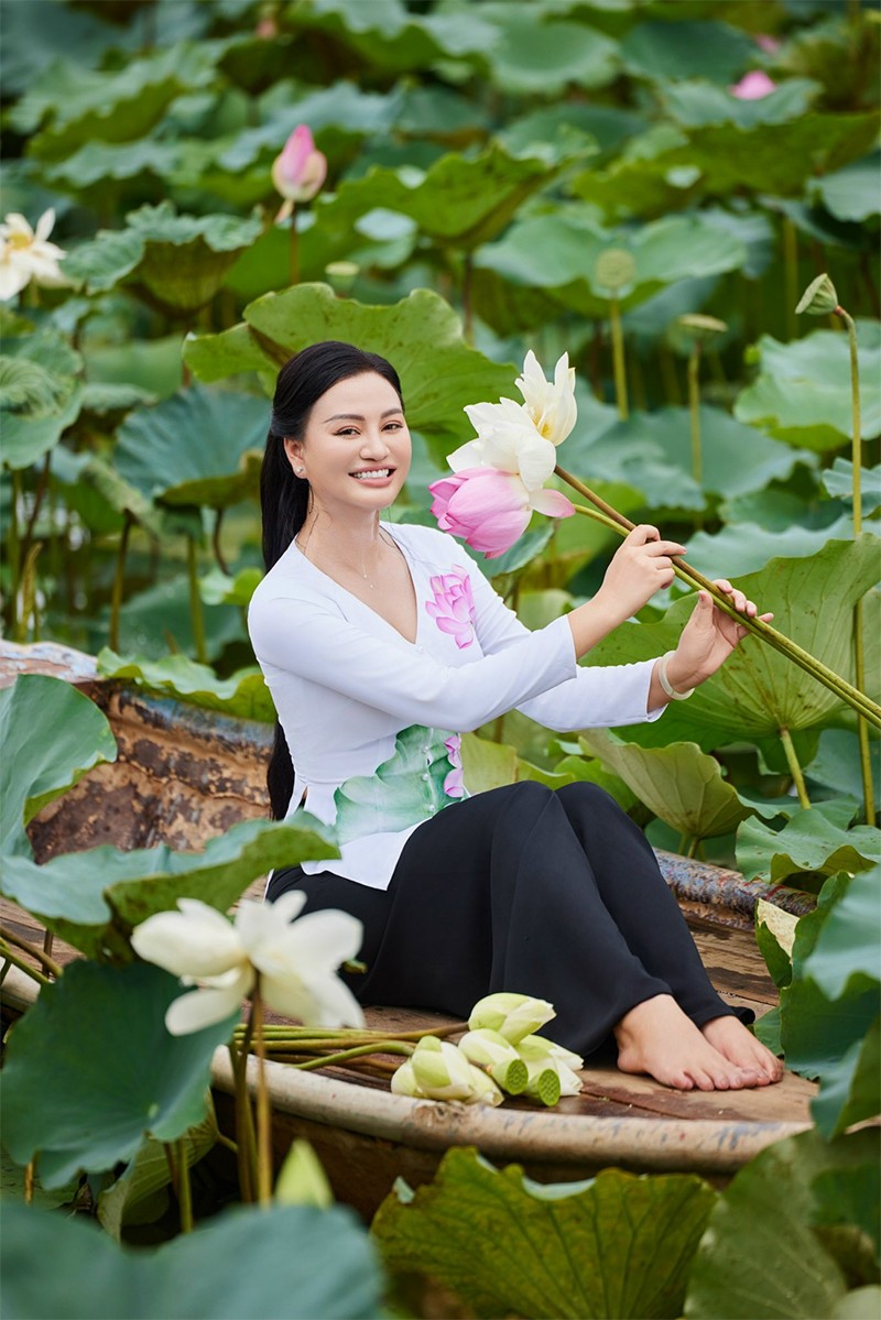 CEO Trần Huyền Nhung đẹp dịu dàng bên hoa sen tại Vườn Vua Resort & Villas - 6