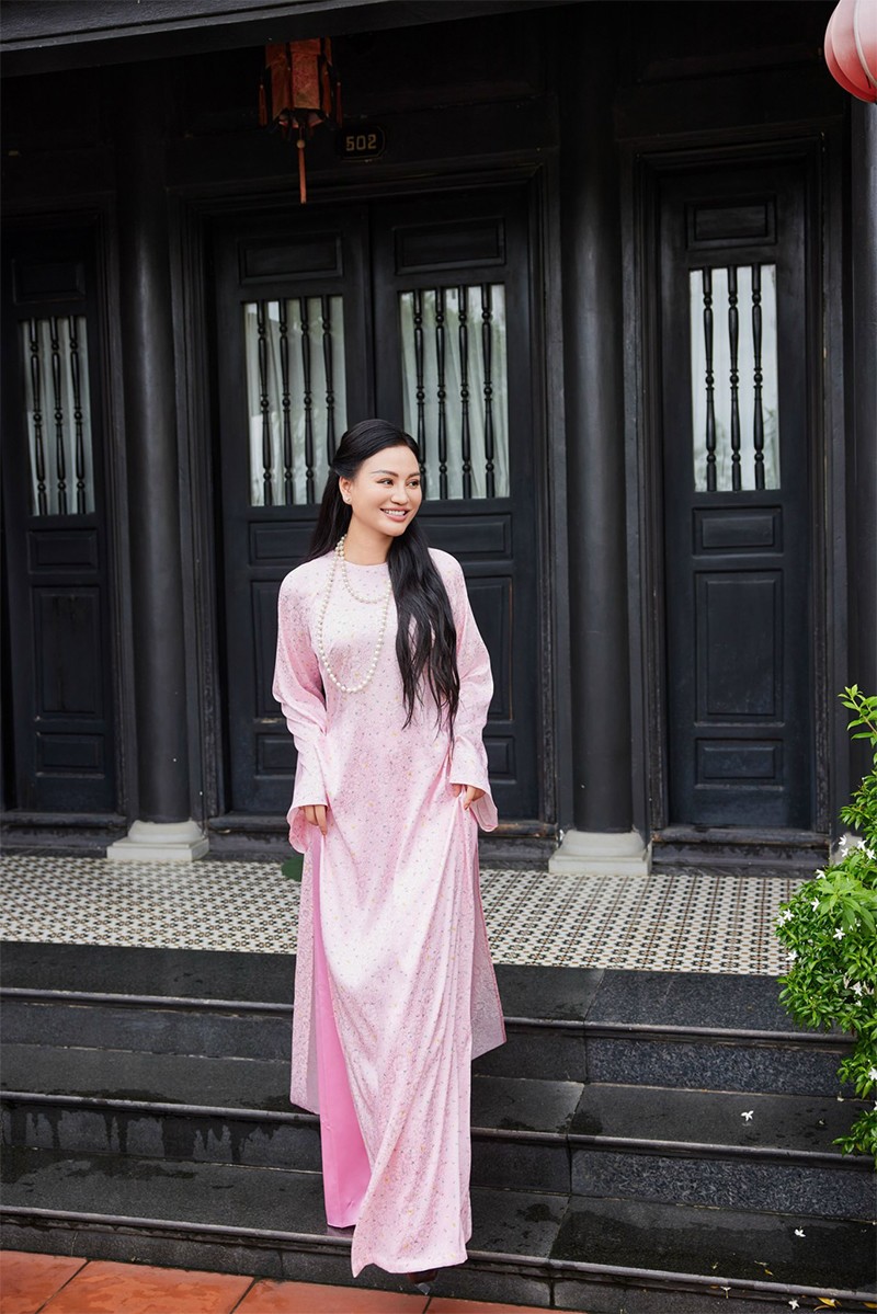 CEO Trần Huyền Nhung đẹp dịu dàng bên hoa sen tại Vườn Vua Resort & Villas - 7