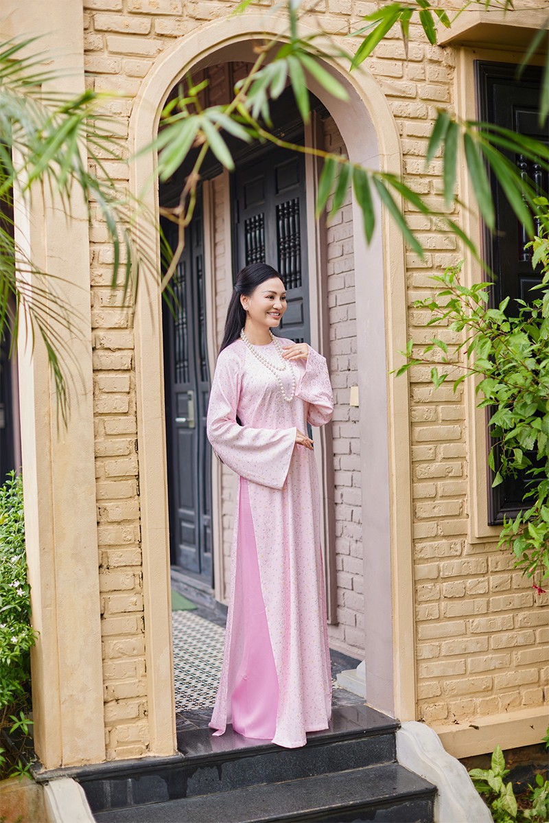 CEO Trần Huyền Nhung đẹp dịu dàng bên hoa sen tại Vườn Vua Resort & Villas - 8