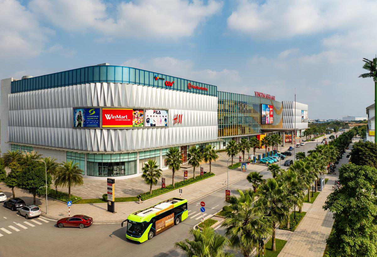 Người Hà Nội đi muôn nơi, rong chơi thỏa thích trên xe buýt điện VinBus - 1