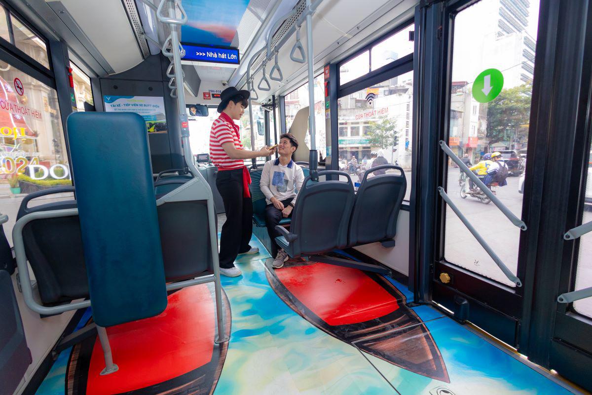 Người Hà Nội đi muôn nơi, rong chơi thỏa thích trên xe buýt điện VinBus - 2