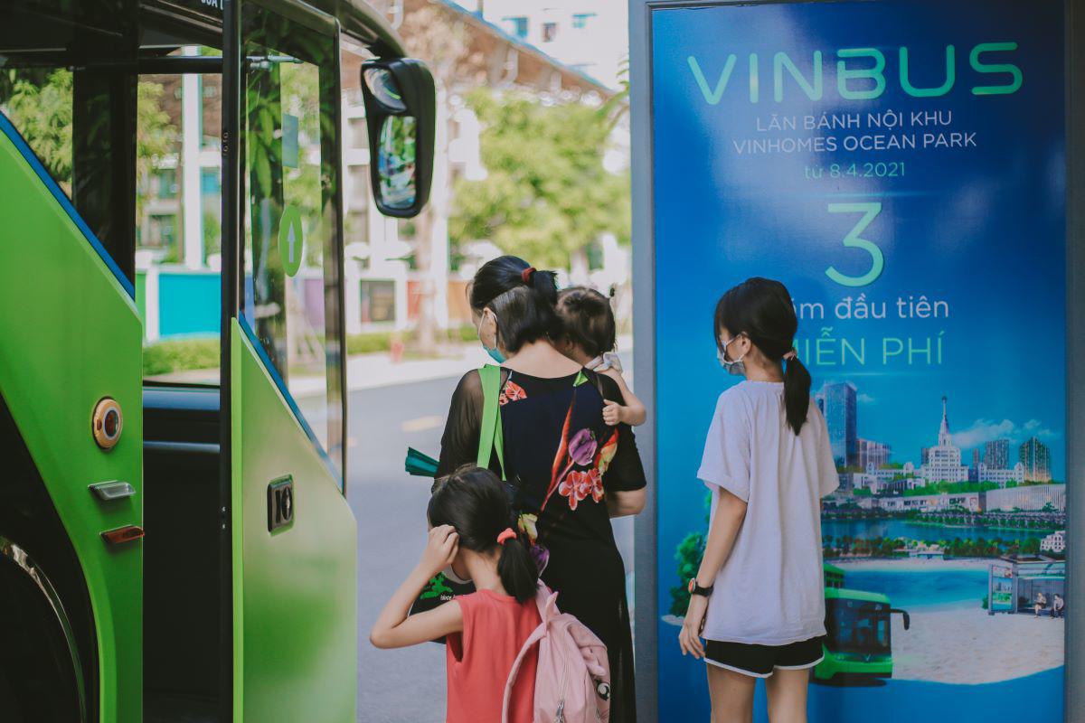 Người Hà Nội đi muôn nơi, rong chơi thỏa thích trên xe buýt điện VinBus - 3
