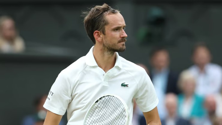 Sinner lý giải thua vì ốm, Medvedev thừa cơ tấn công để vào bán kết Wimbledon - 2