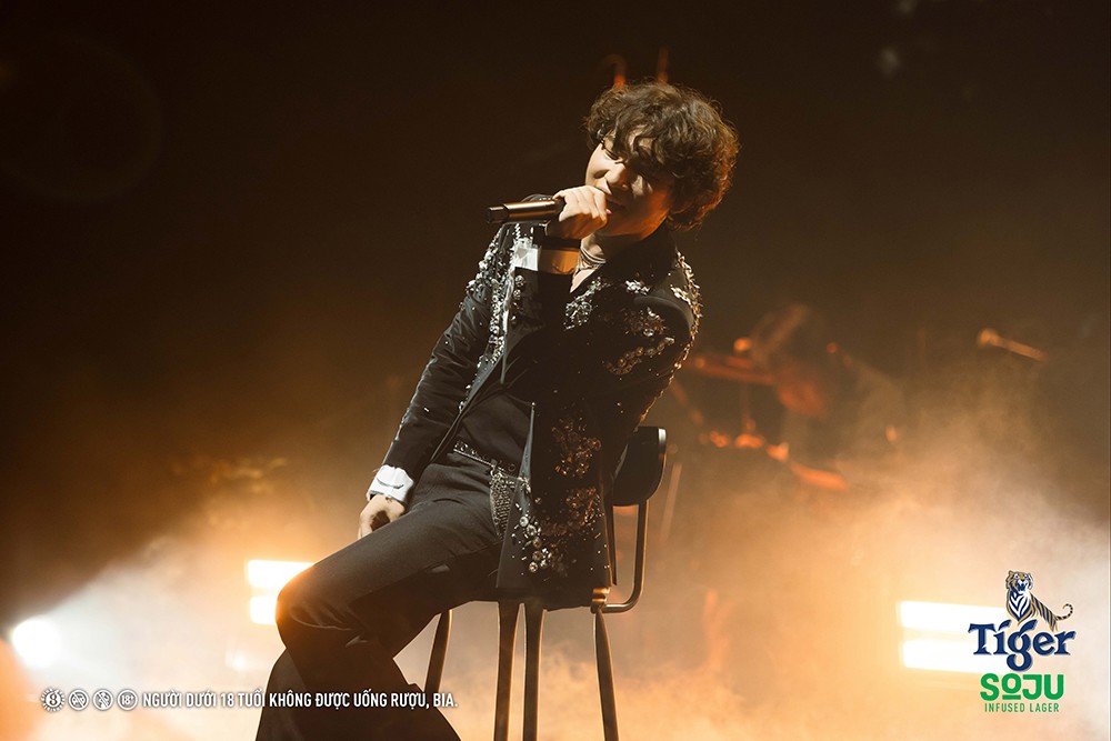 Tiger Soju và hàng ngàn fan mở ra một "biển vàng" như lời chào kết dành tặng Daesung - 2