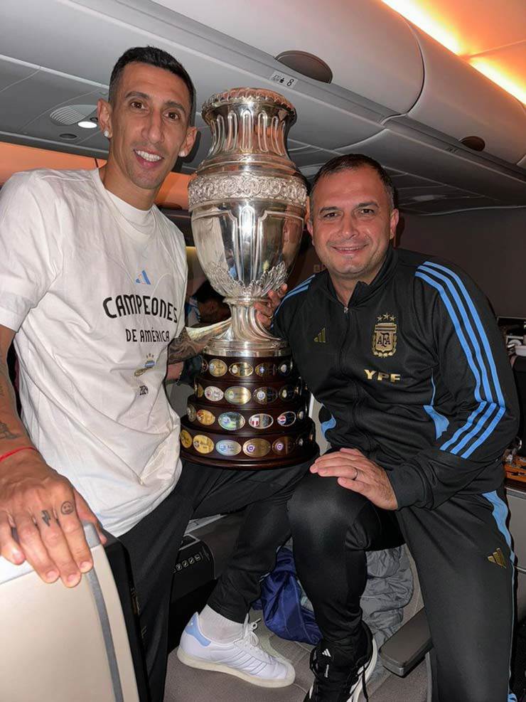 Argentina rước cúp vô địch Copa America: Fan bất chấp giá lạnh đón chào Di Maria - 8